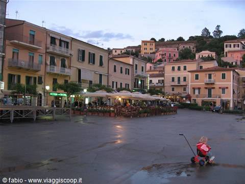la piazza di porto azzurro