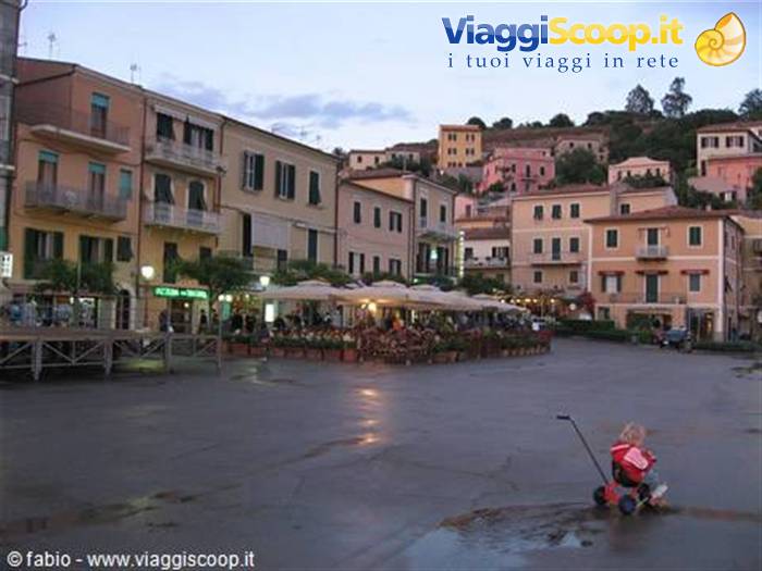 la piazza di porto azzurro