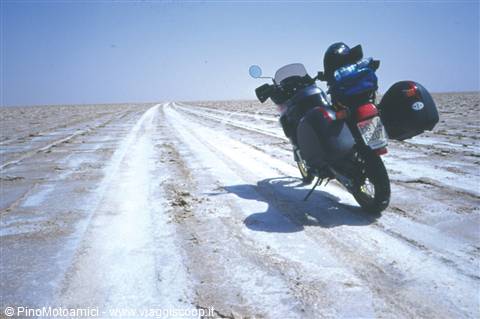la pista di sale verso il centro del Chott