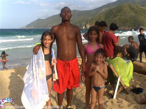 i miei figli con musicisti sulla spiaggia di Choronì