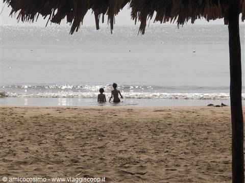 i miei figli bagnandosi a Playa Medina peninsula di Paria