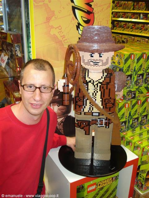 IO E IL MIO EROE (IL NEGOZIO DI GIOCATTOLI PIU' GRANDE DEL MONDO )