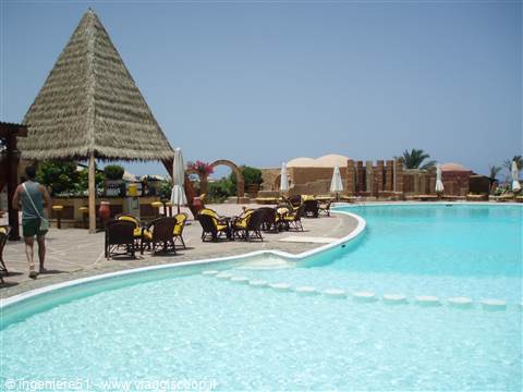 una  piscina 