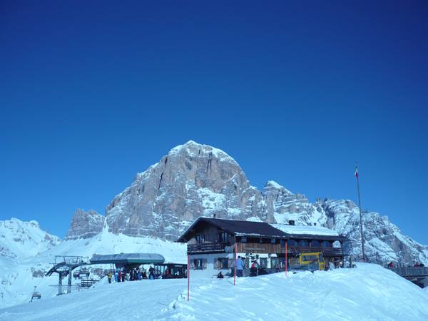 Tofana di Roses con rifugio dello scoiattolo