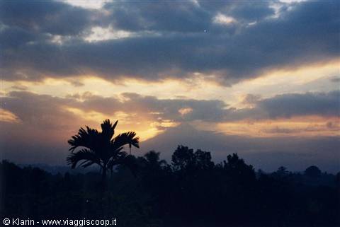 Borobudur - il sole sta uscendo da dietro il Gunung Merapi