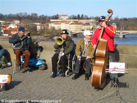 Artisti locali sul ponte carlo
