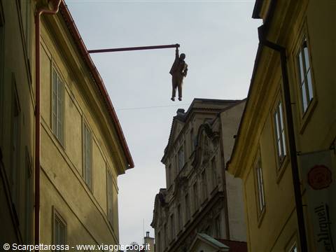 Un uomo appeso tra le vie del centro...