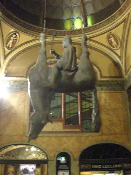 Il cavallo al contrario nel passaggio Lucerna