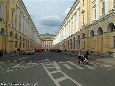 La via perfetta dell'architetto Rossi (222 m di lunghezza, 22 di larghezza...e palazzi alti 22 m)