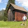 SUI VERDI PRATI DELL' ALTO ADIGE ITALIA 