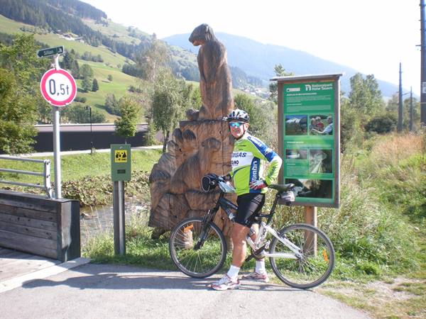 SCULTURE IN LEGNO LUNGO LA PISTA CICLABILE PER LIENZ