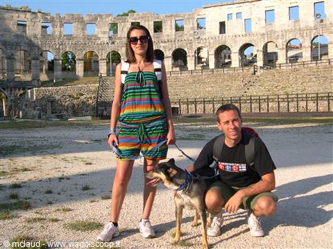 DENTRO L'ANFITEATRO ROMANO