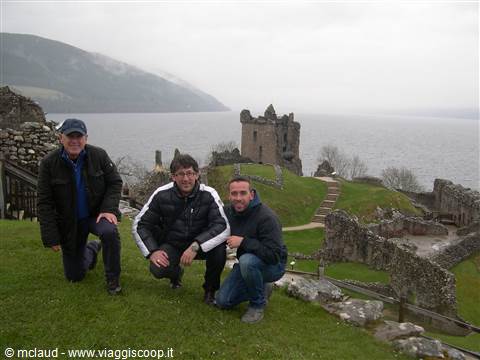 SULLO SFONDO IL LAGO DI LOCH NESS E LO STUPENDO CASTELLO DI URQUHART