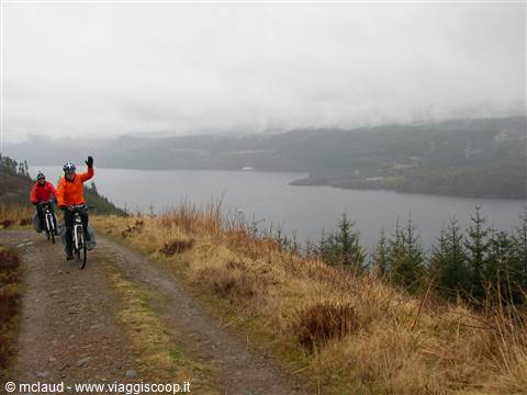 LA TAPPA DEL LAGO DI LOCH NESS SOTTO UNA PIOGGIA INCESSANTE