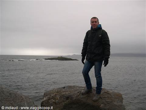 SULLO SFONDO, TRA LE NUVOLE, L'ISOLA DI SKYE