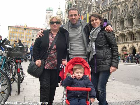 SABATO POMERIGGIO A MARIENPLATZ MONACO DI BAVIERA