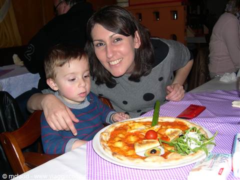 FEDERICO . . .MAMMA VALENTINA . . . E UNA SIMPATICISSIMA PIZZA "TEDESCA"