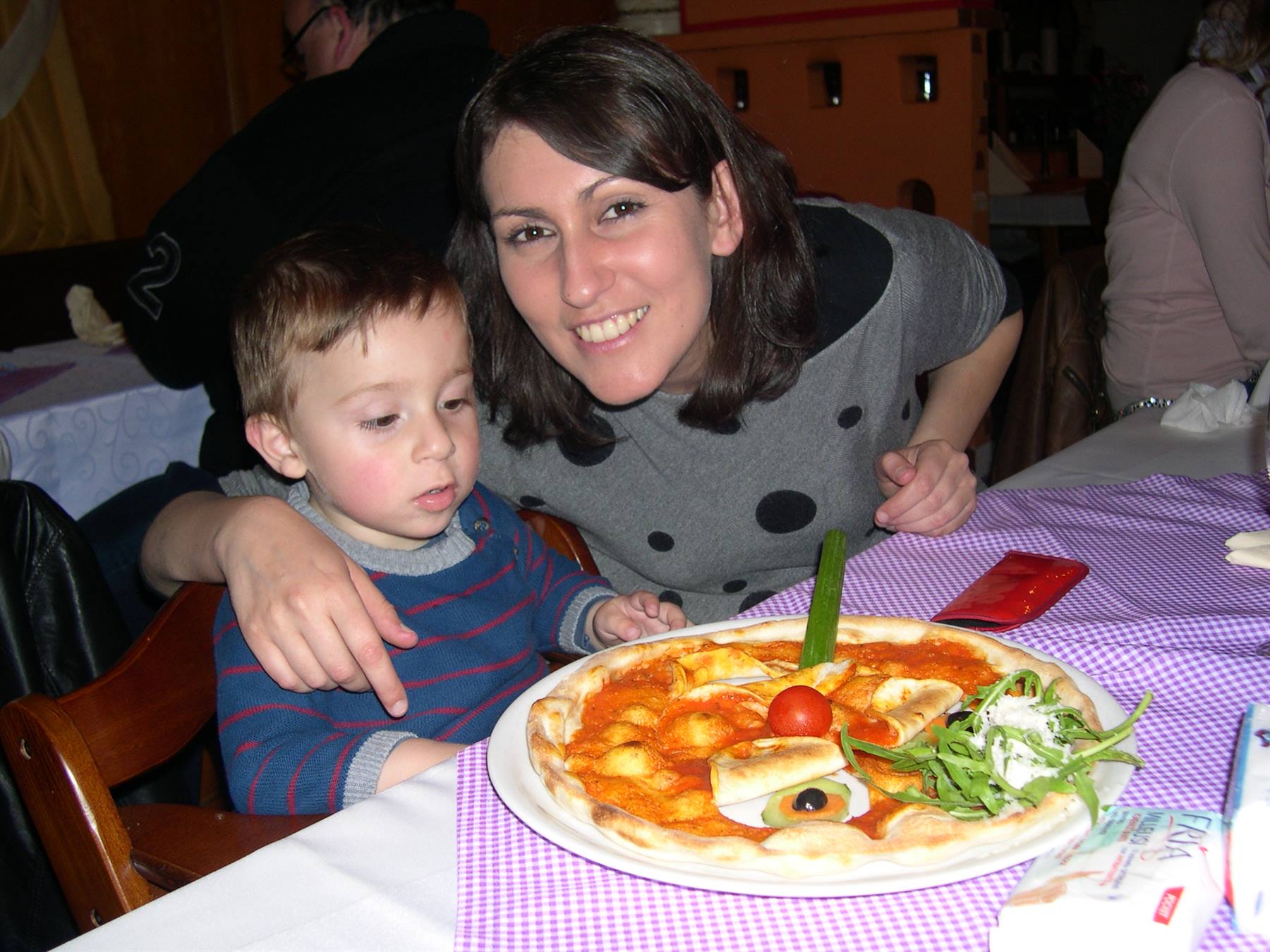 FEDERICO . . .MAMMA VALENTINA . . . E UNA SIMPATICISSIMA PIZZA "TEDESCA"