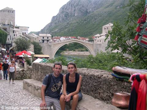 E SULLO SFONDO IL SIMBOLO DI MOSTAR . . .