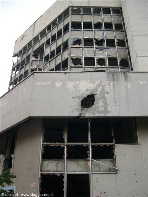 UN EDIFICIO SVENTRATO DAI COLPI DELLA GUERRA