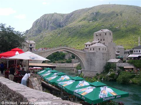 PANORMICA DI MOSTAR, E SULLO SFONDO LA COLLINA ANCORA PIENA DI MINE