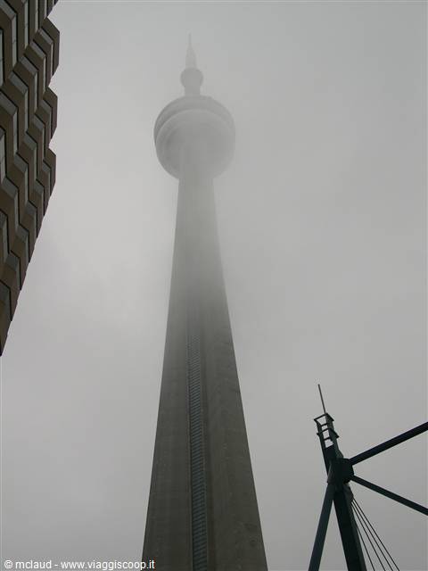 LO SLYLINE DI TORONTO AVVOLTO DALLA NEBBIA