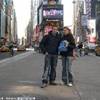 PASSEGGIANDO PER TIME SQUARE STATI UNITI D'AMERICA 