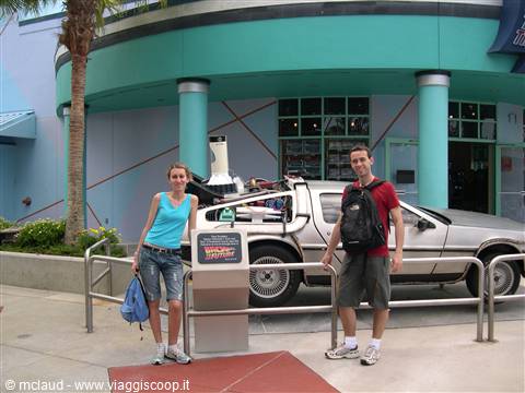 NOI CON LA MITICA DELOREAN DI MARTY McFLY