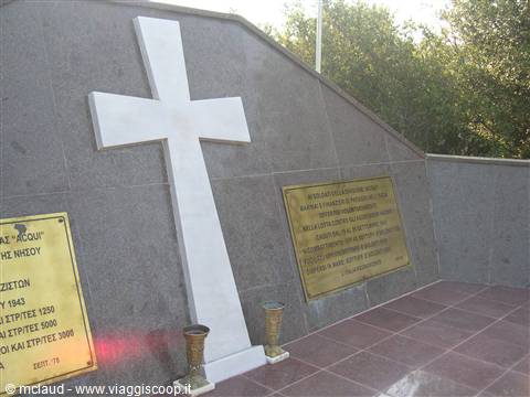 LA TARGA COMMEMORATIVA AI CIRCA 10.000 SOLDATI ITALIANI UCCISI NEL 1943