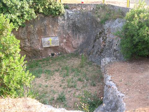 LA FOSSA NELLA QUALE FURONO FUCILATI 136 UFFICIALI ITALIANI