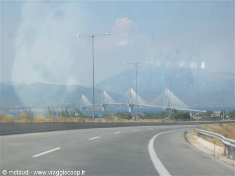 IL PONTE DEL RIO CHE COLLEGA IL PELOPONNESO AL CONTINENTE