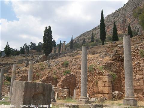 IN VIISITA TRA LE COLONNE DELL' ANTICA DELPHI