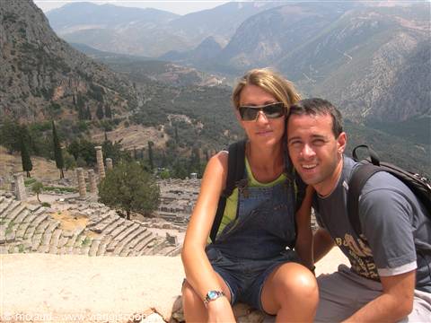 CLAUDIO E VALENTINA SULLA CAVEA DEL TEATRO DI DELPHI