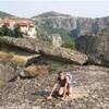 IN BILICO SULLA CIMA DELLA METEORA GRECIA 