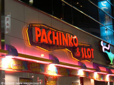 I FAMOSI E NUMEROSI PACHINKO GIAPPONESI