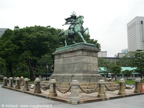 UN FAMOSO SAMURAI GIAPPONESE A CAVALLO