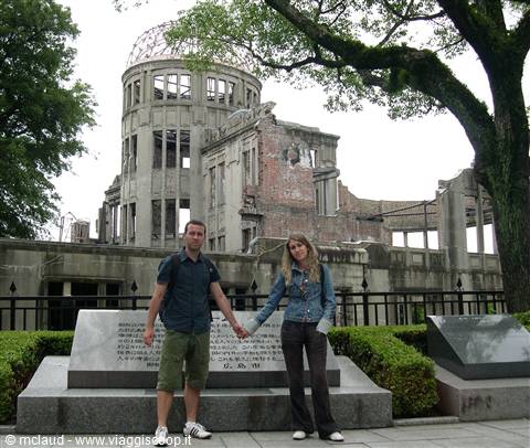 DAVANTI AL FAMOSO "A BOMB DOME" DI HIROSHIMA