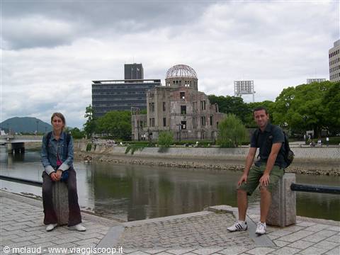 CLAUDIO, VALE E SULLO SFONDO L' EDIFICIO SIMBOLO DELLA CITTA' DI HIROSHIMA