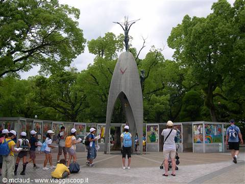 BAMBINI IN PREGHIERA SOTTO IL FAMOSO MONUMENTO