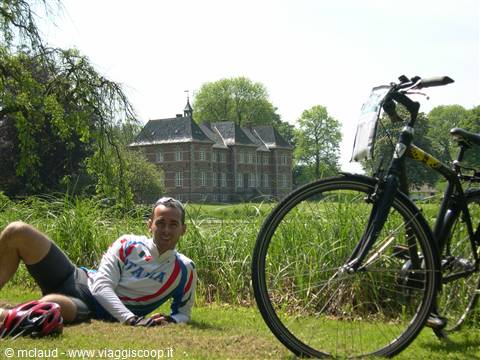CLAUDIO . . . LA BICI . . . IL LAGO  E L'ANTICO MANIERO DANESE