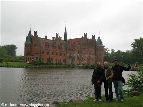 LA PIOGGIA . . . IL CASTELLO . . . IL LAGO . . . E NOI  