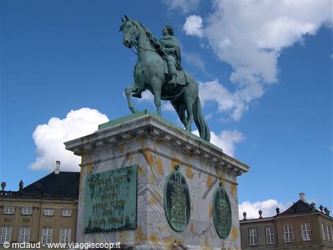 STATUE DANESI . . .