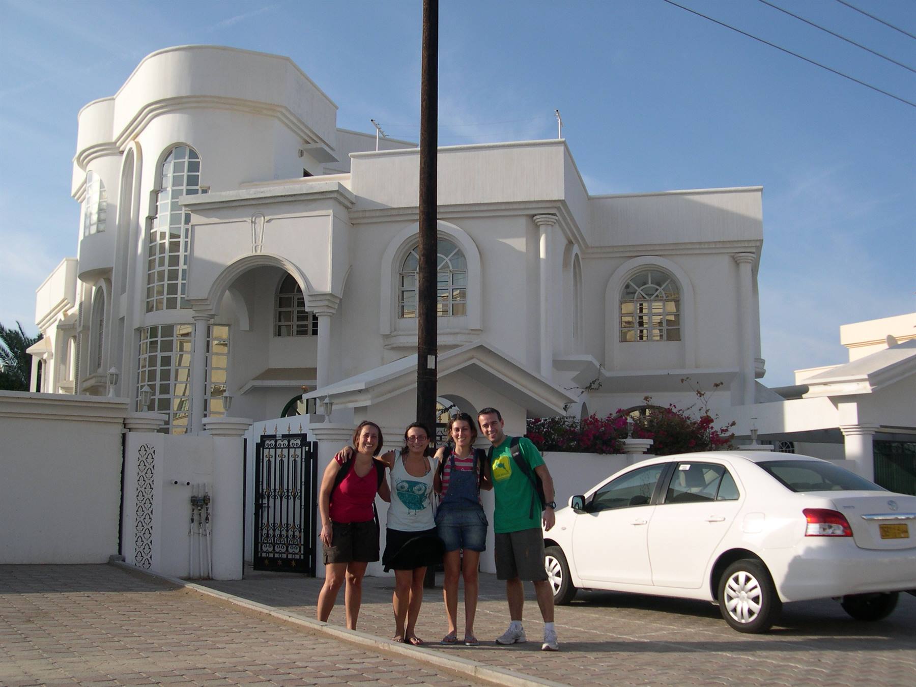 FOTO DI GRUPPO DAVANTI LA CASA DI DANIELA A MUSCAT