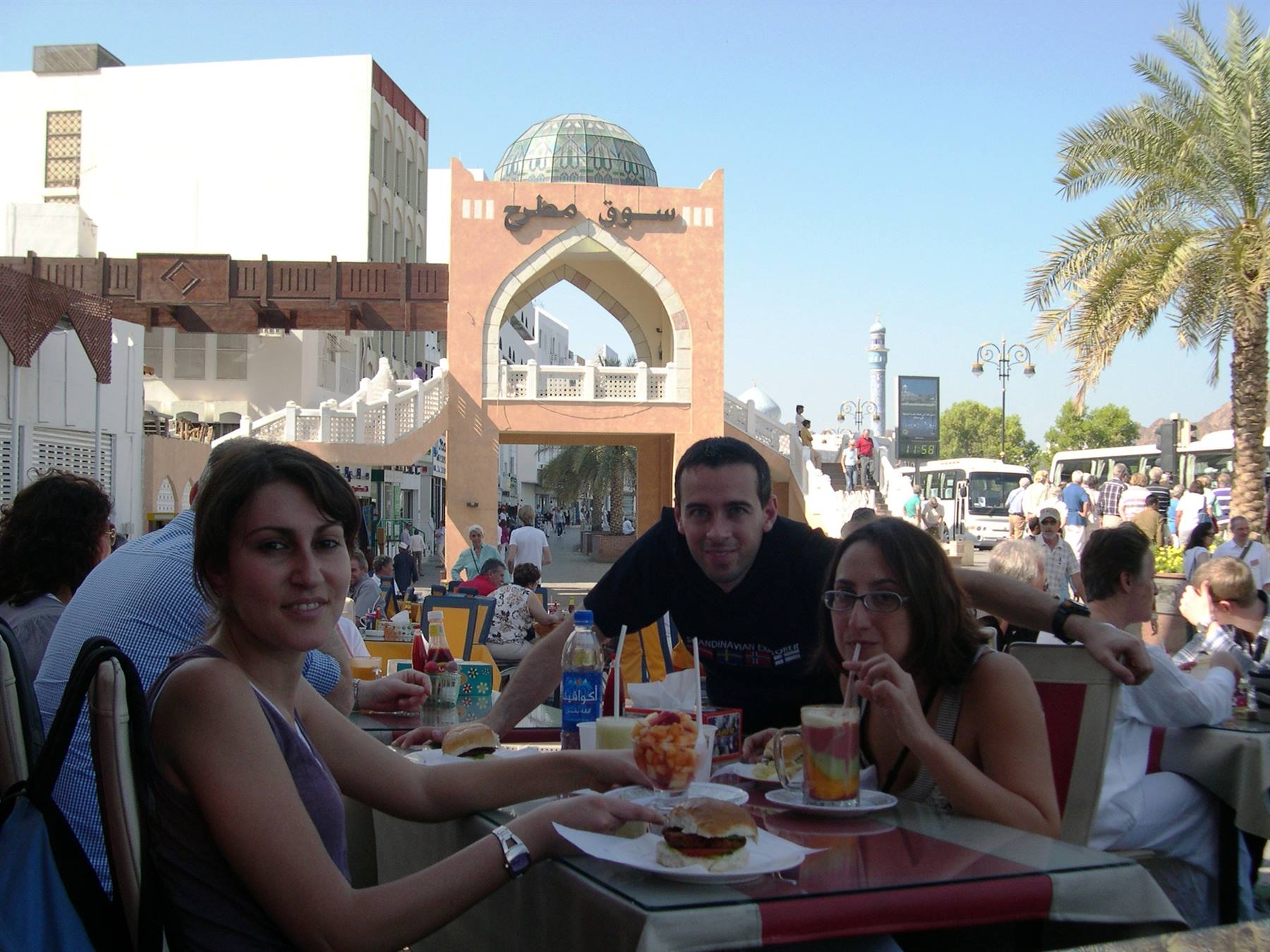 PRANZO NELLA ZONA DEL SOUQ . . .