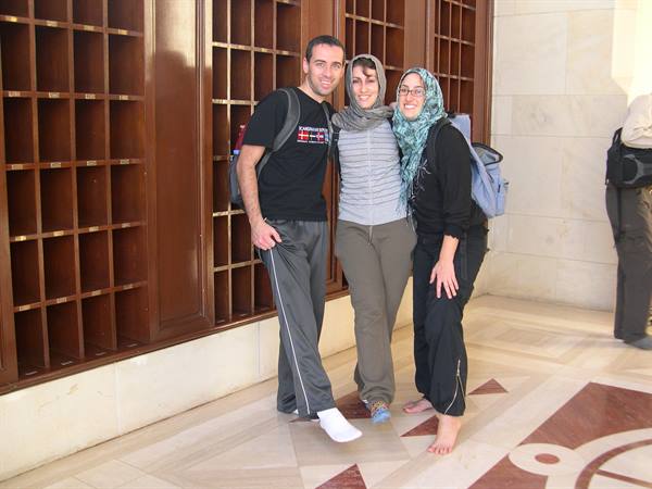 CAMBIO DI SCARPE ALL'INGRESSO DELLA MOSCHEA