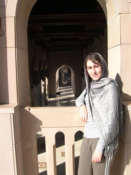 VALENTINA AFFACCIATA AGLI ARCHI DELLA MOSCHEA