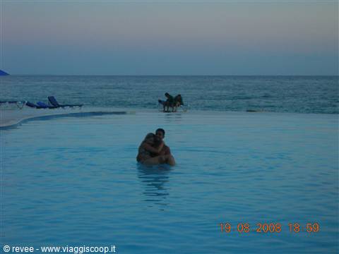 in piscina al villaggio