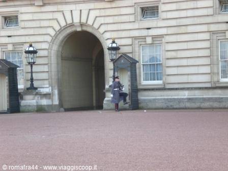 Una guardia a Buckingam Palace