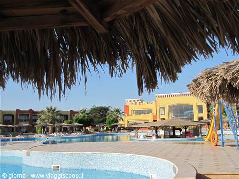 2 - Piscina con bar n. 1