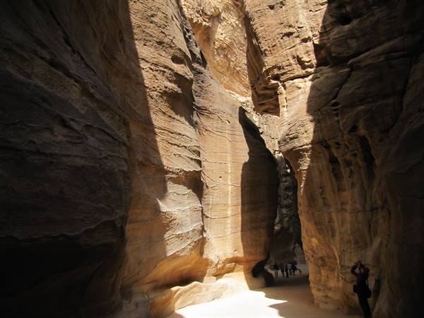 come nani nel Siq di Petra